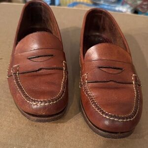 COLE HANN LEATHER LOAFERS SIZE 7
Women’s Nice Condition!